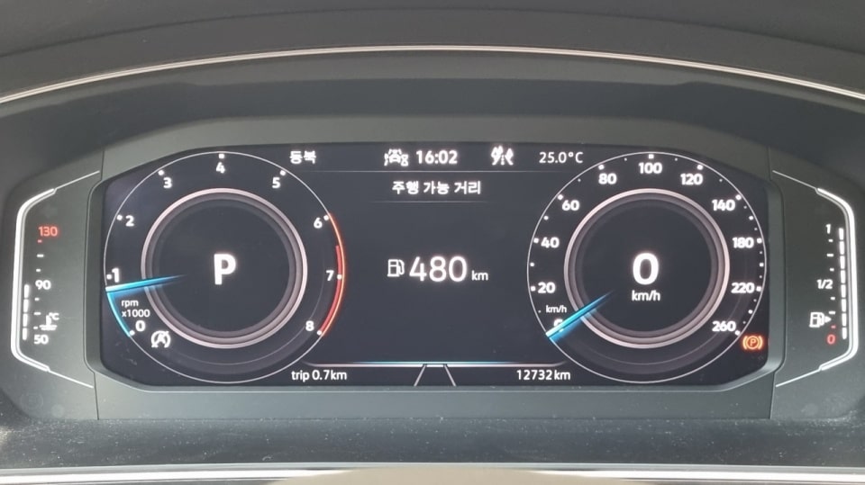 시승차 운행 전에 살핀 티구안 올스페이스의 계기판 정보입니다.