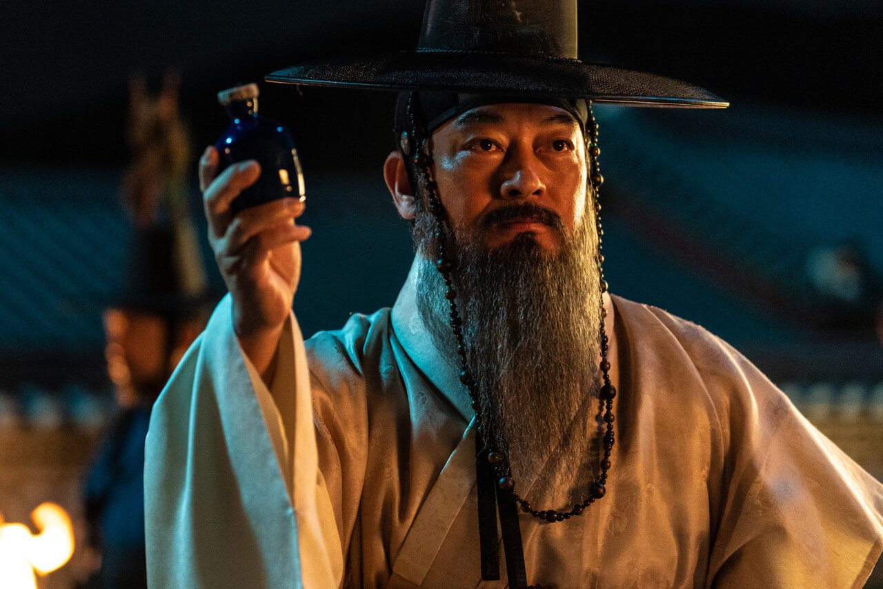 독소가 든 병을 들고 있는 영의정