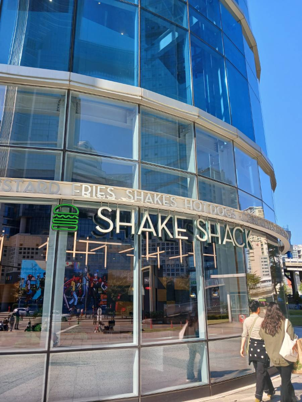 쉑쉑버거 용산 매장 앞