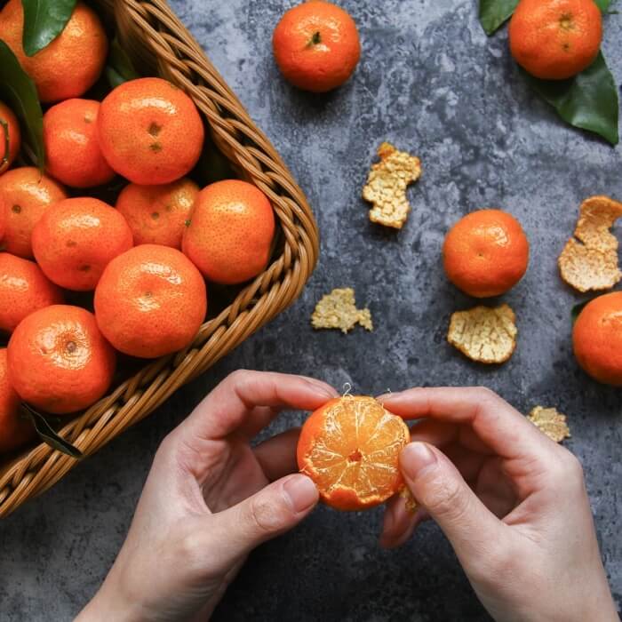 귤껍질까는-사진