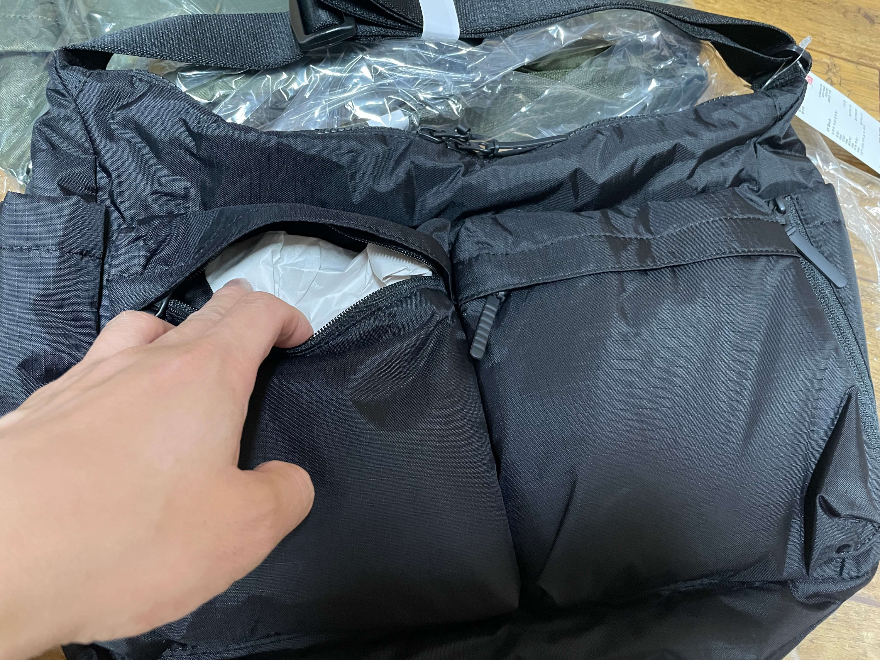 유니클로 멀티포켓 숄더백