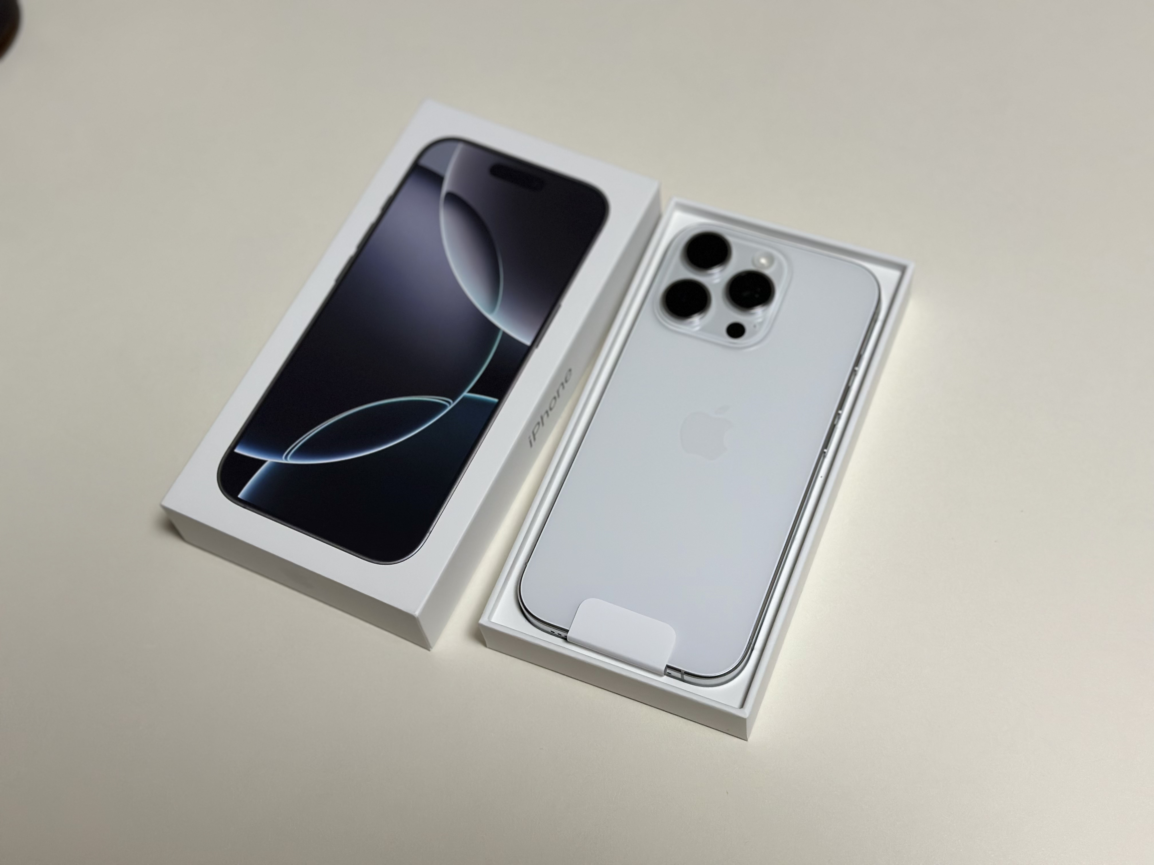 아이폰 16 pro 박스와 폰 후면
