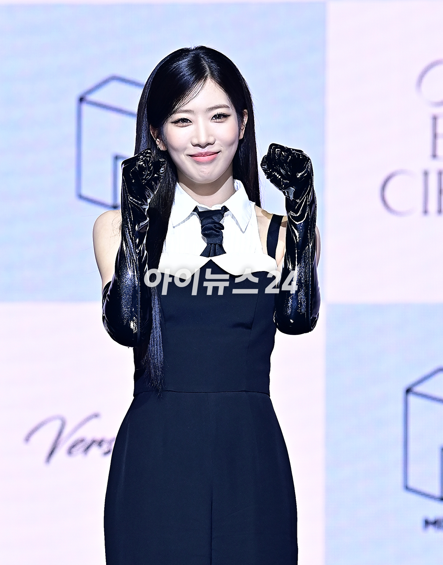 오드아이써클 김립이 12일 오후 서울 광진구 예스24 라이브홀에서 열린 미니앨범 &lsquo;버전 업&rsquo;(Version Up) 쇼케이스에서 포토타임을 갖고 있다. [사진=곽영래 기자]