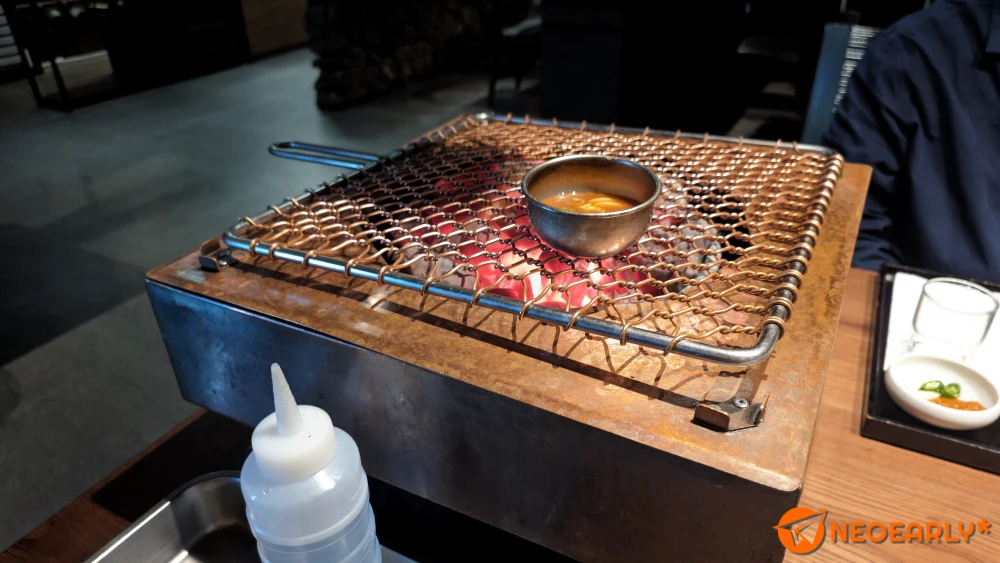 불판은 높게 되어 있는데 직원들이 서서 굽기 편하게 만든 구성 같습니다.