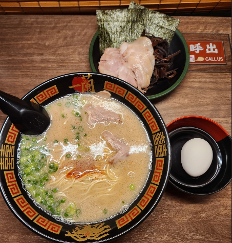 검은색 그릇에 담겨져 있는 라면