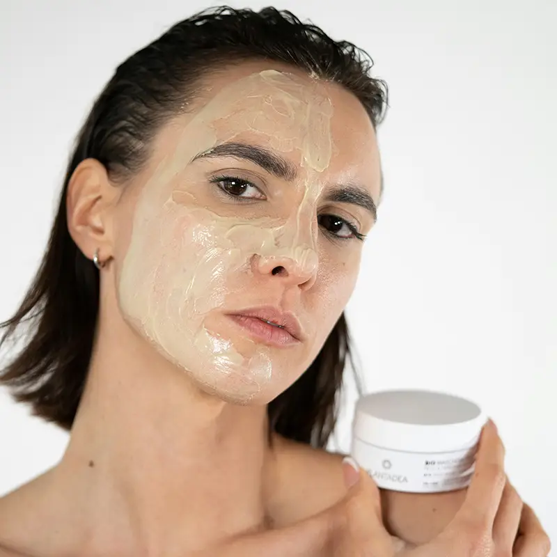 중년 여성 피부장벽 무너질 때 생기는 기미·잡티, 이렇게 회복하세요