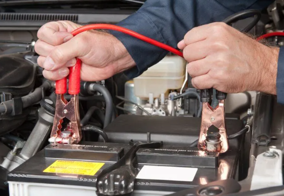 어떤 남성이 베터리 충전 하려고 하는 사진