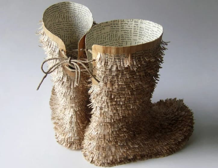 빈티지 책 찢어 일상적 작품 만드는 예술가 VIDEO: Cecilia levy creates sculptures of everyday objects using torn pages from vintage books art 77 shares connections: +430