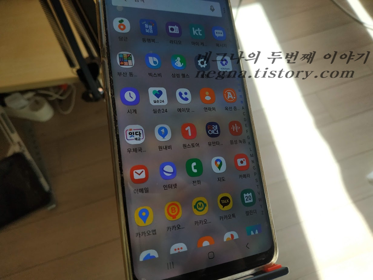 암 스탠드. 휴대폰 거치 모습.