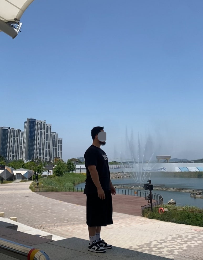 데일리룩(2025. 6. 11.)반스 VANS 베이직 반팔 하프 티셔츠, 무신사스탠다드 무신사 와이드 버뮤다 하프 팬츠, 나이키 스포츠 삭스 양말, 나이키 덩크 돌고래 블랙 화이트