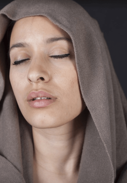 입술이 마르는 입술가 되는 건조한 날씨로 고통 받는 여성