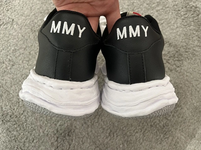 메종 미하라 야스히로 웨인 검흰 뒷모습2