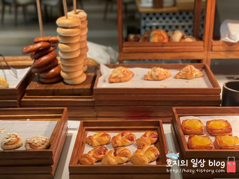 방콕 코트야드 메리어트 에어포트 조식당_빵