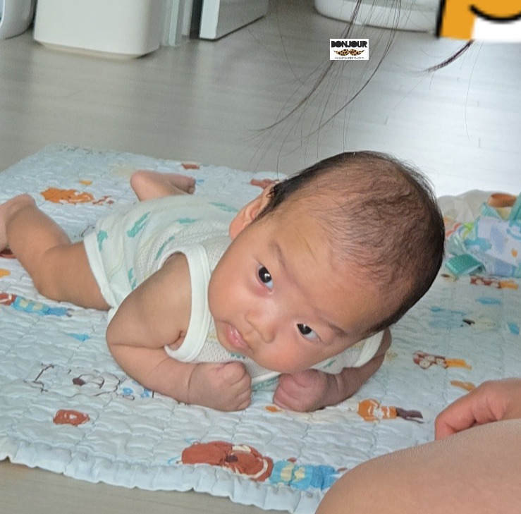 생후 50일 아기가 엎드려 목가누기 연습을 하는 터미타임 모습