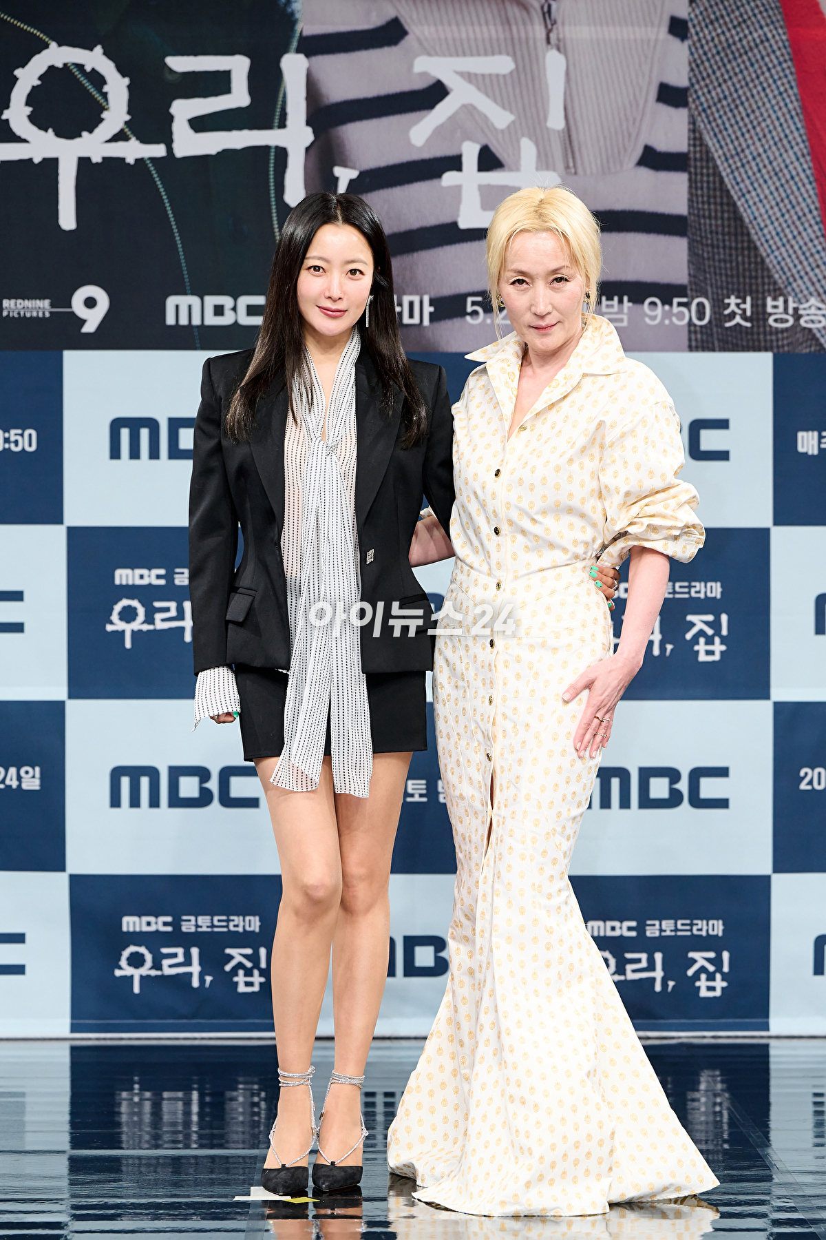 배우 김희선과 이혜영이 23일 오후 온라인으로 진행된 MBC드라마 '우리,집' 제작발표회에서 포즈를 취하고 있다. [사진=MBC]