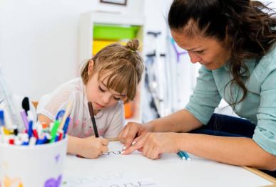 자폐 스펙트럼 아이를 미술치료하는 모습