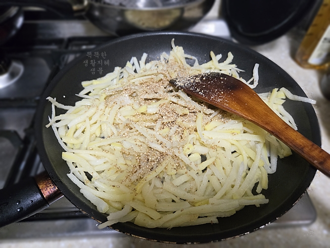 도라지나물 깨가루 뿌리기