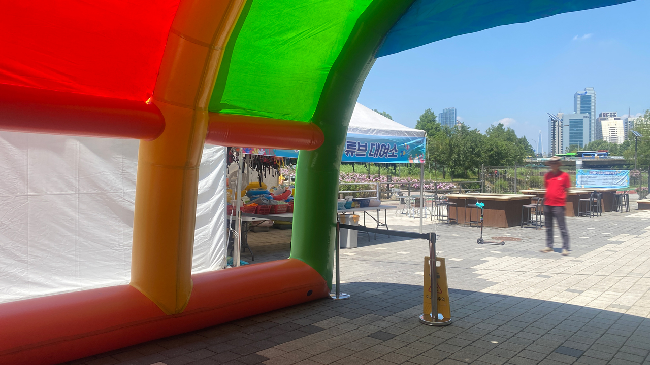 양재천 수영장의 튜브 대여소 모습이다