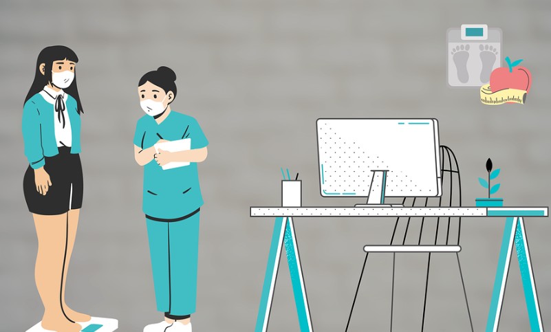 여고생이-체중계에-올라가-있고-옆에서-간호사가-체크하고-있습니다.