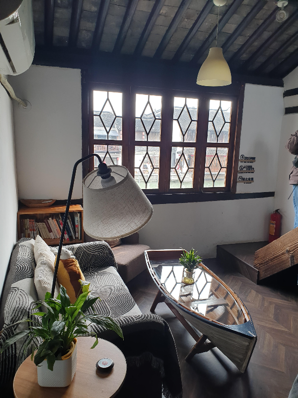 배모양의 테이블과 소파 그리고 조명이 보인다.