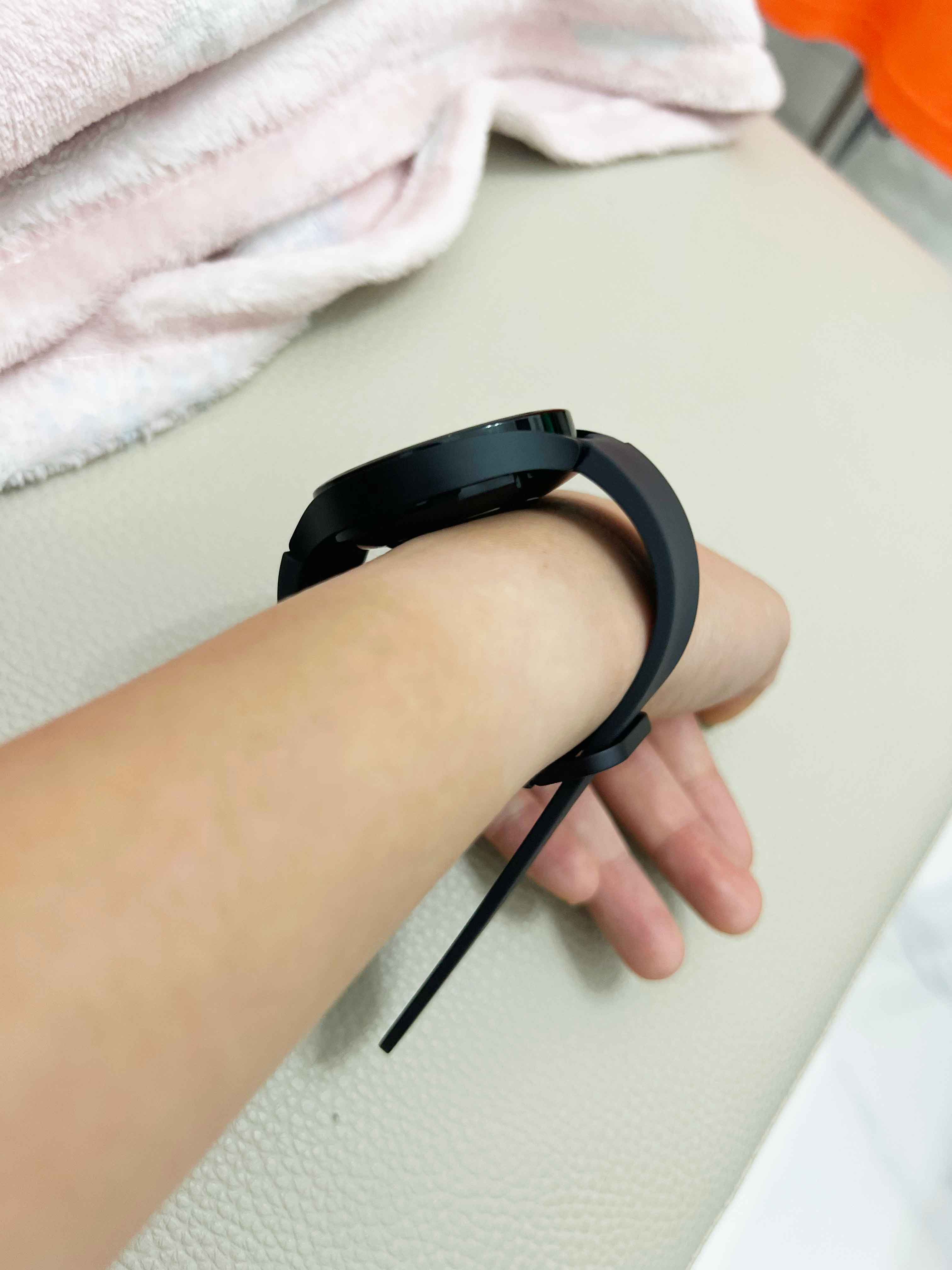 여자가 착용한 갤럭시워치5 44mm