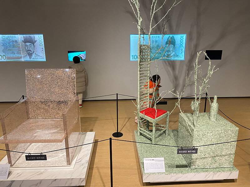 폐기된 화폐를 재활용하여 만든 미술작품 전시공간 이미지