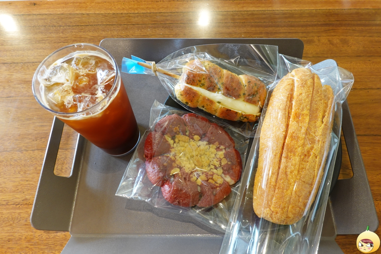 아카하나와 치치갈릭, 황치즈바게트 그리고 아아