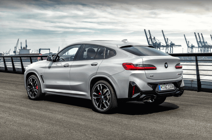 은색-bmwx4-후면-주행사진