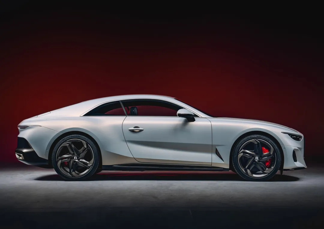 벤틀리 뮬리너 바투르 옆