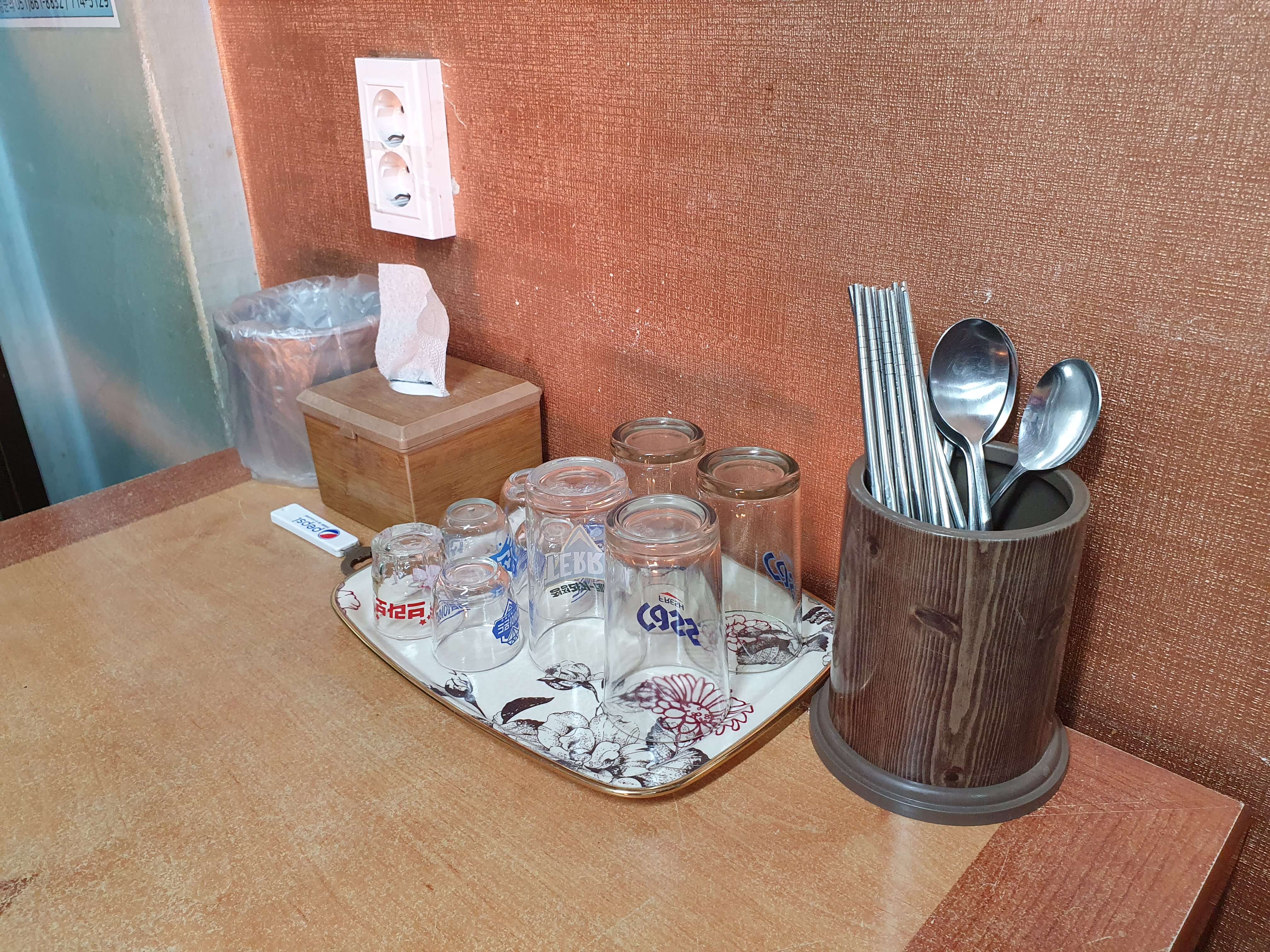 테이블 세팅 수저통, 소주컵, 맥주컵, 휴지, 뼈통