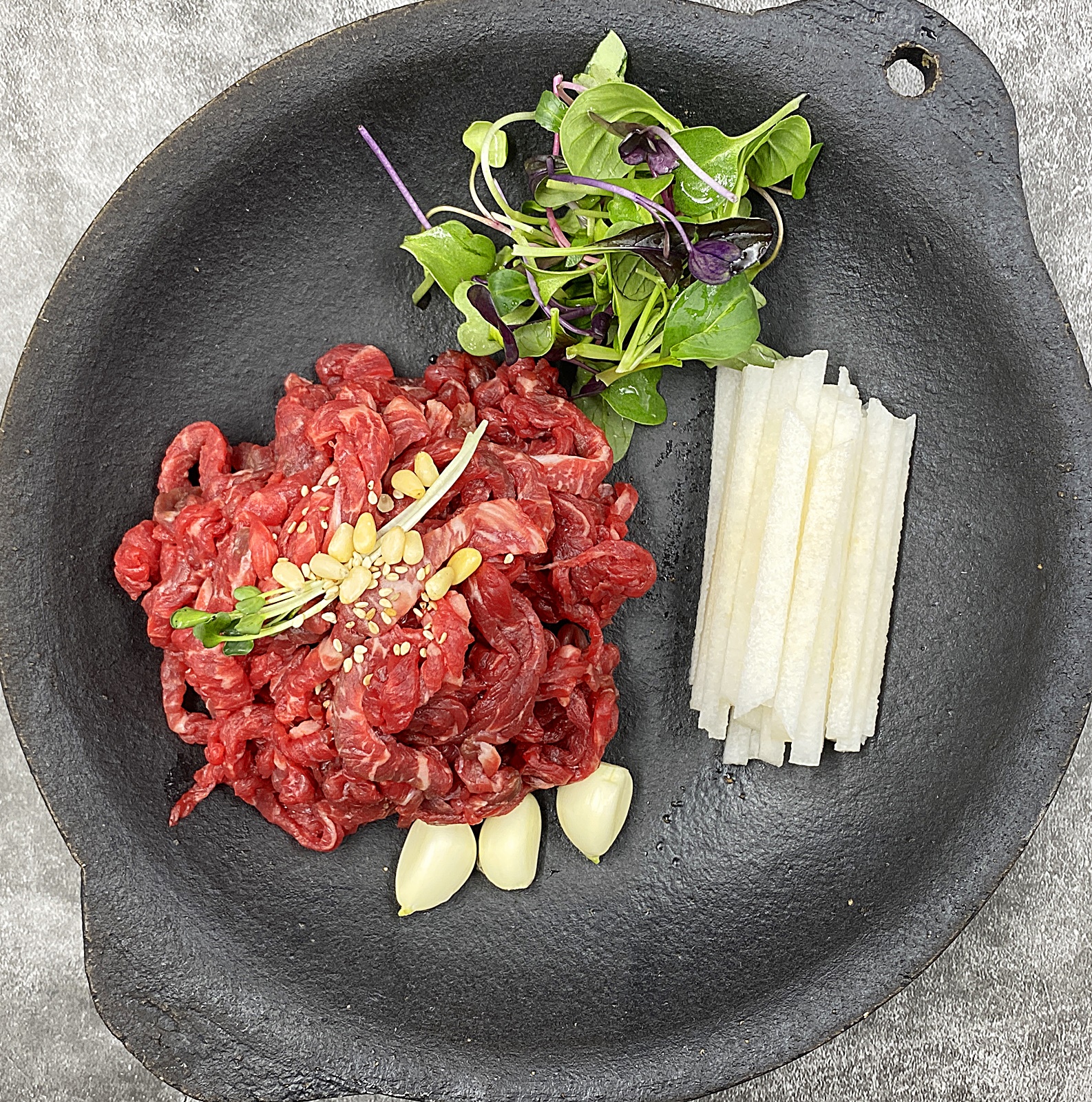 육회 담기 위에서