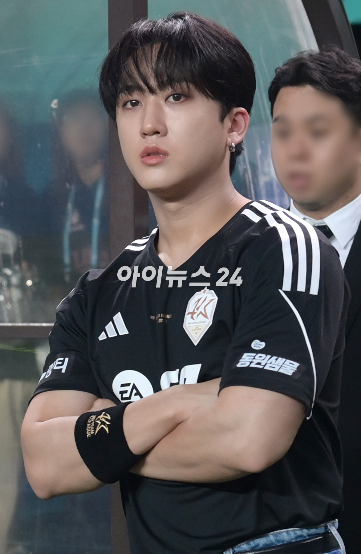 27일 서울 마포구 서울월드컵경기장에서 열린 쿠팡플레이 시리즈 1차전 팀 K리그와 아틀레티코 마드리드의 경기에서 그룹 스트레이키즈(Stray Kids) 창빈이 시축을 준비하고 있다. [사진=정소희 기자]