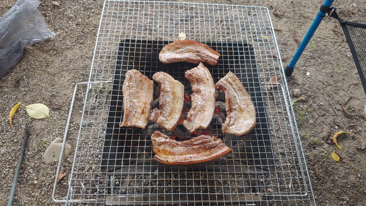 삼겹살이 석쇠에 익어가는 모습