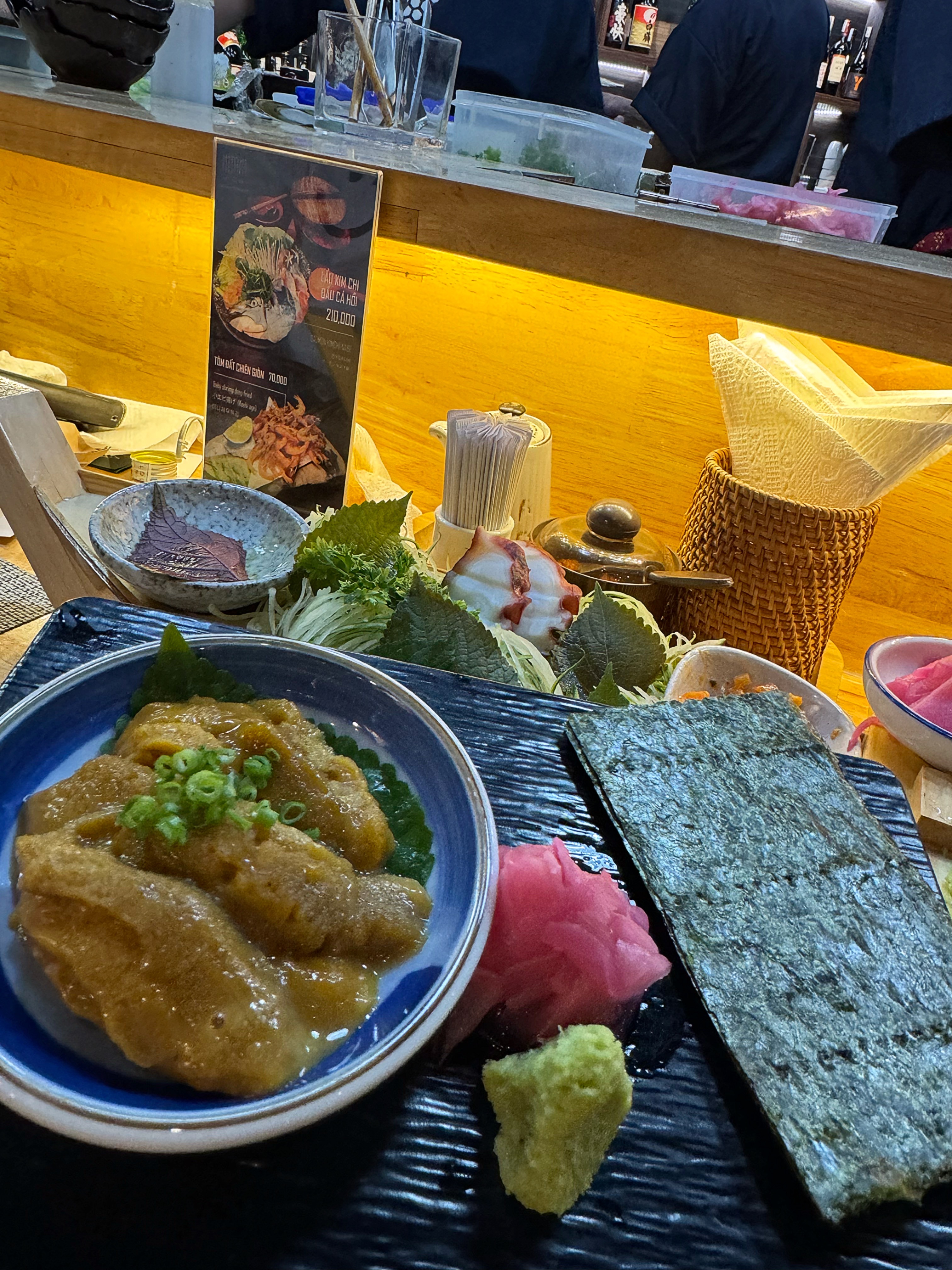 나트랑 미타미에서 추가 주문한 성게회(우니) 단품 – 김, 와사비, 생강 절임과 함께 셋팅된 바 테이블