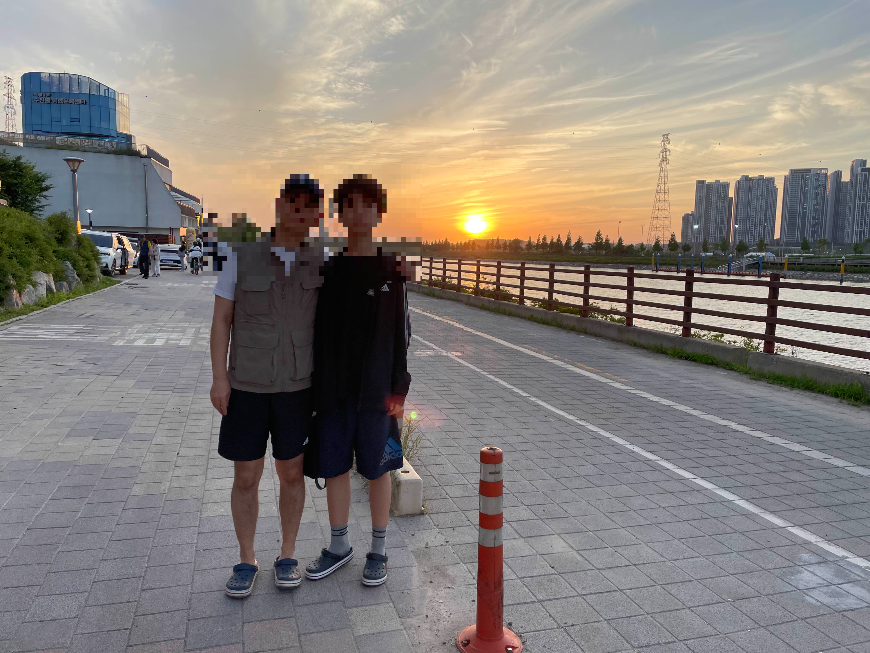 아라뱃길 물길 옆 노을 인증사진