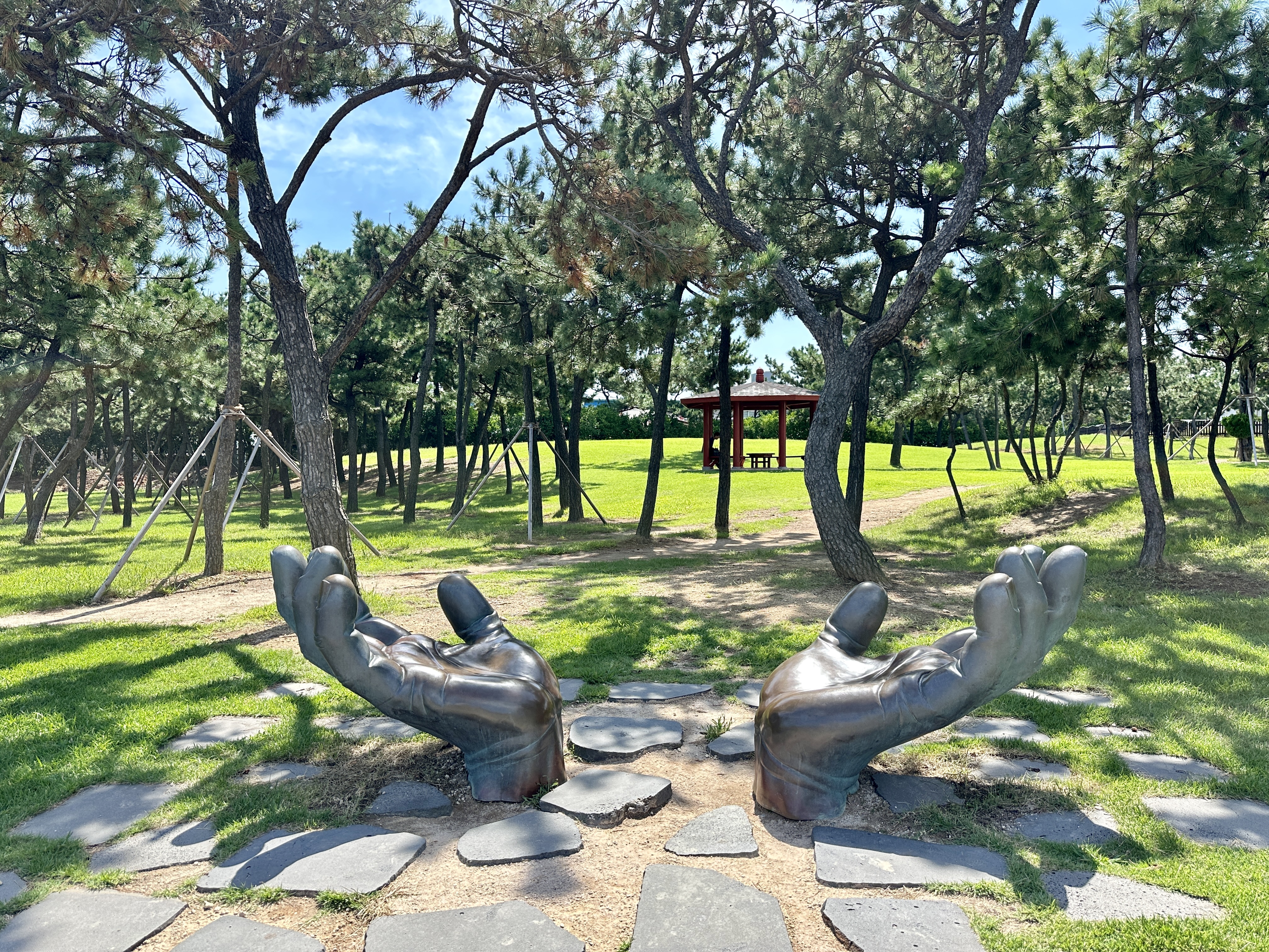 상생의 손 조형물