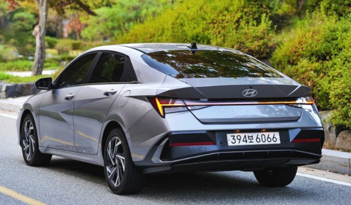 2025 아반떼 뒷 모습