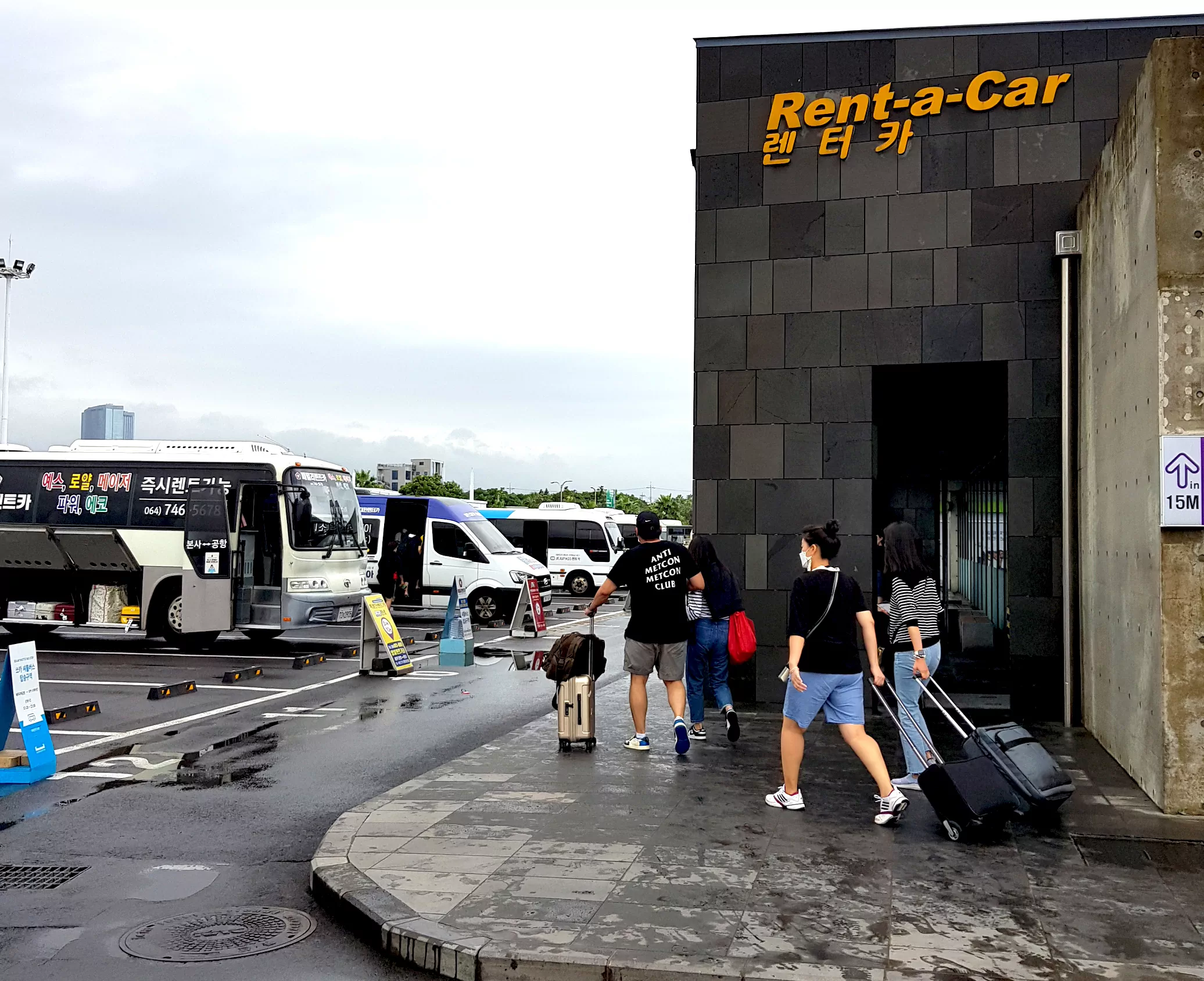 제주공항 도착 후 렌터카 인수를 위해 셔틀버스 승차장 이동 사진.