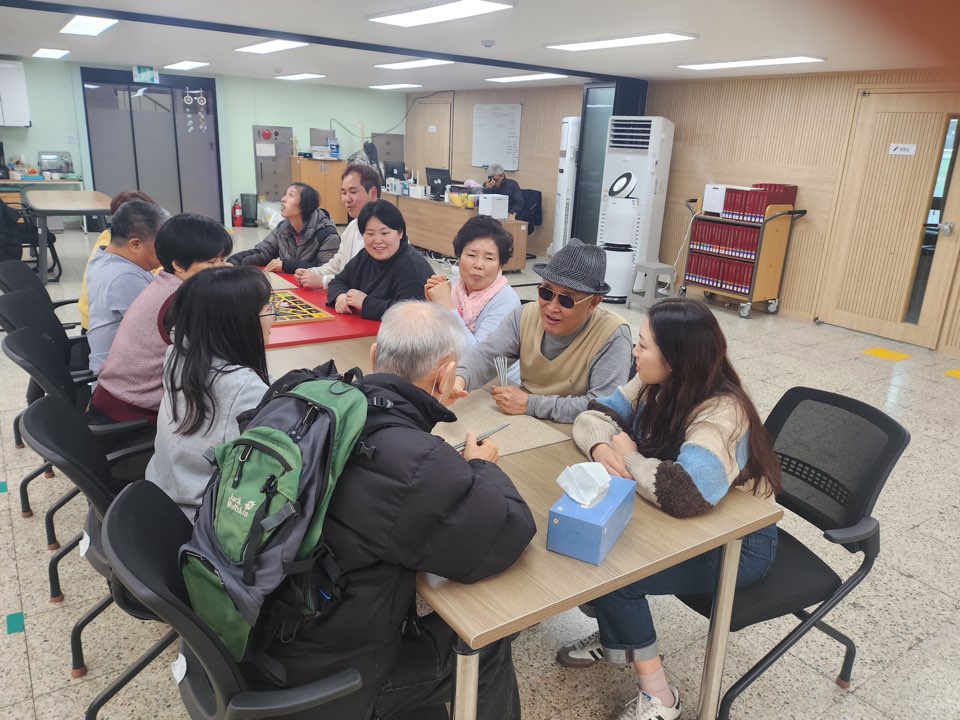 이미지설명: 윷놀이를 하고 있는 지회원들의 모습