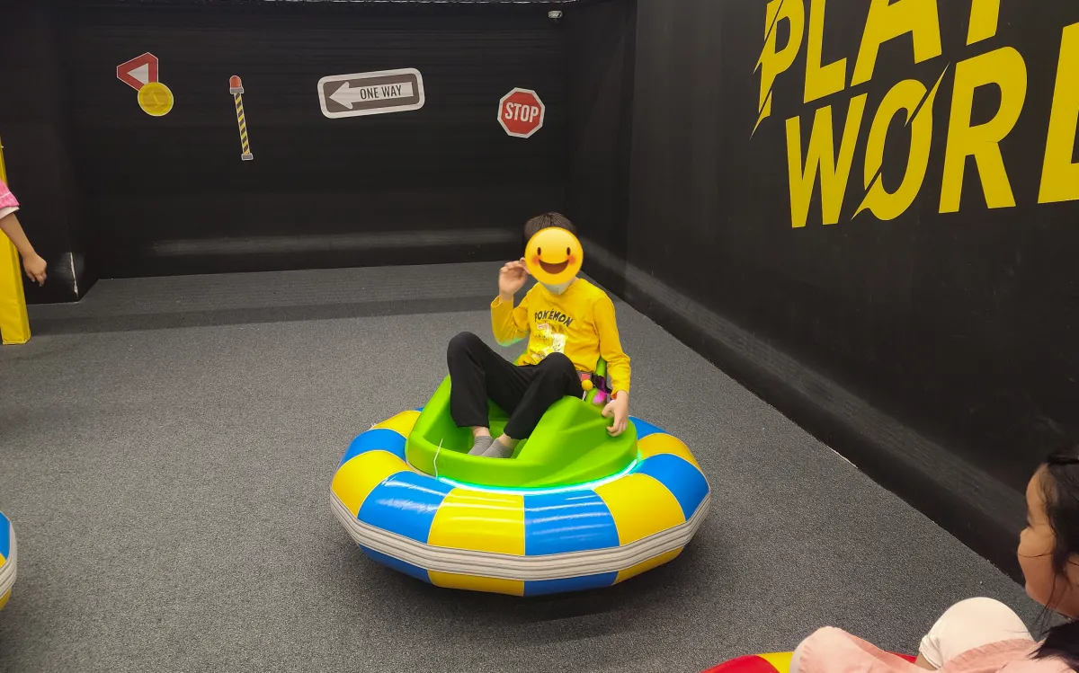 플레이월드다산점에서-놀이기구타는-아이들03