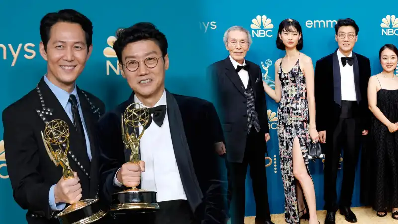 제 74회 프라임타임 에미상 포토존을 배경으로 수상 트로피를 들고 있는 이정재와 황동혁 감독