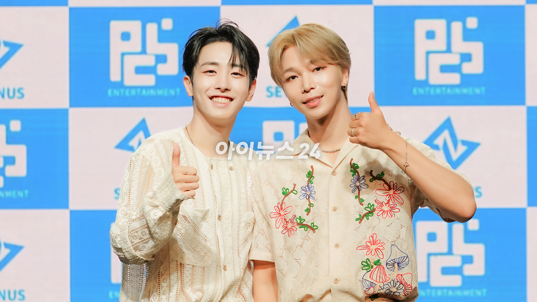 듀오 세븐어스(희재, 이레)가 31일 서울 강남구 일지아트홀에서 열린 첫번째 싱글 '썸어스' 발매 기념 쇼케이스에서 포즈를 취하고 있다. [사진=PCS엔터테인먼트]