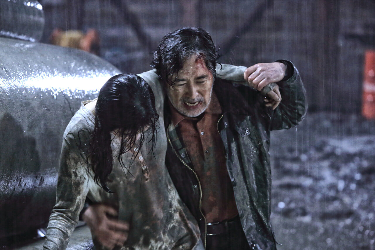 마비된 여자를 부축해서 비를 맞고 도망치는 덕수