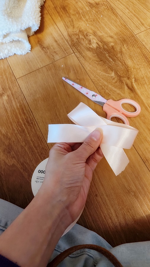 원하는 크기로 리본을 겹쳐준후