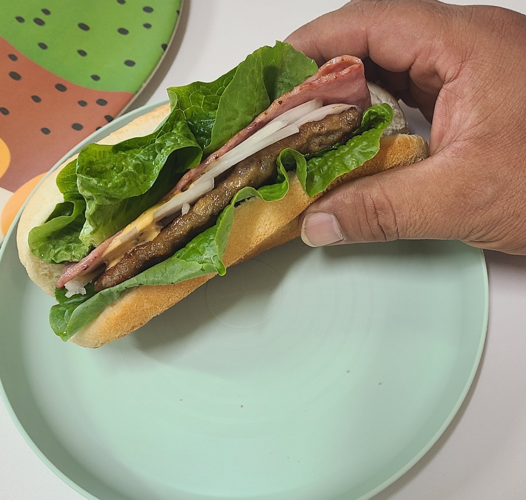 엄마를 위해 아이가 직접 만든 양상추 샌드위치와 따뜻한 마음