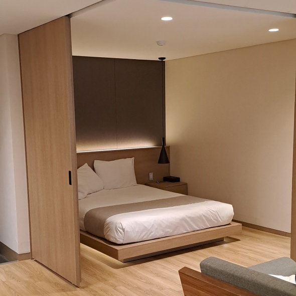 객실 침대가 놓여 있습니다.