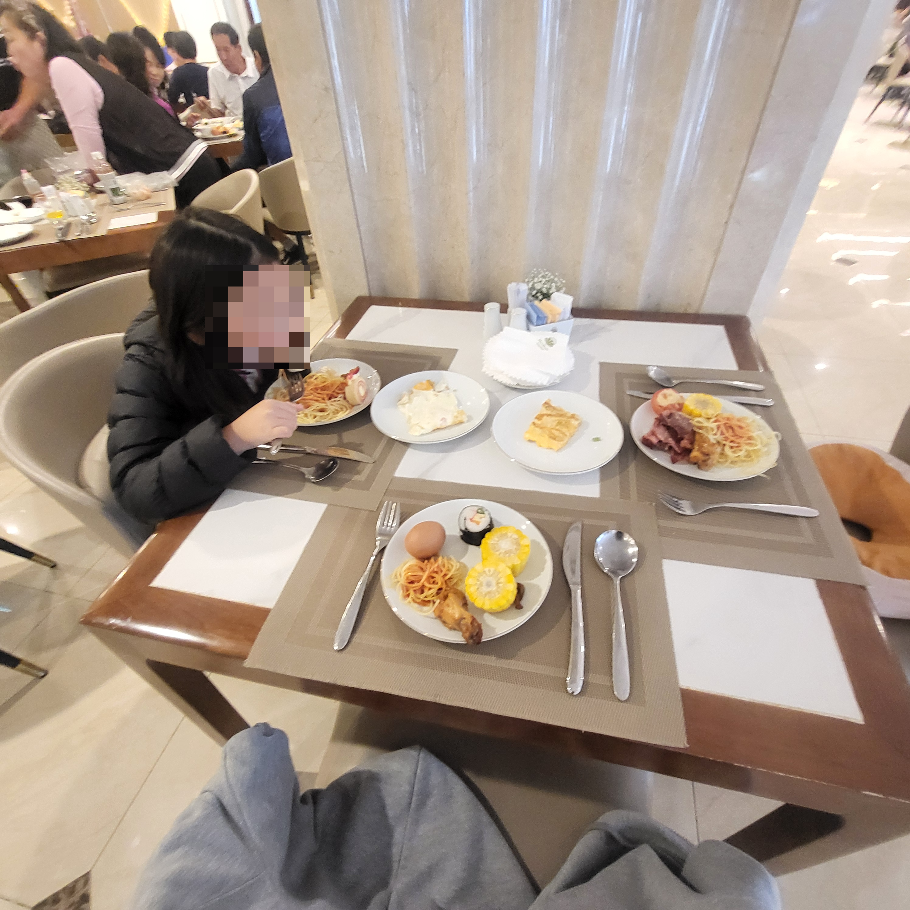 [달랏 호텔 추천] 멀펄르 달랏: 3인 가족도 여유로운 트리플룸 &amp; 조식 