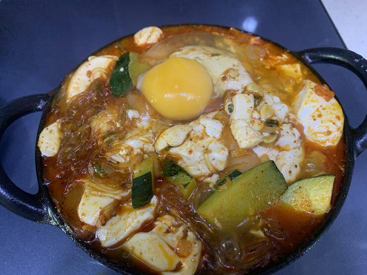 검은색 냄비에 순두부,