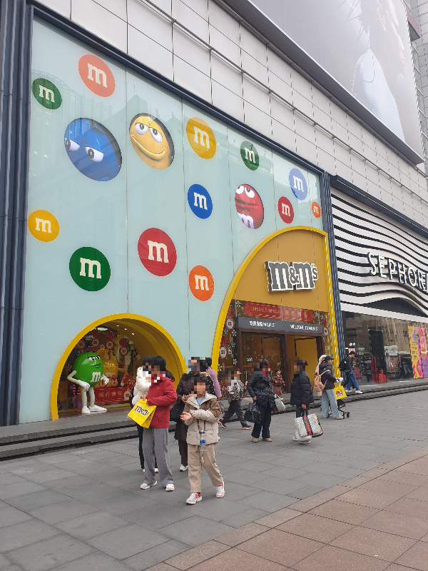 M&M 초코릿과 로고가 있는 M&M WORLD 매장