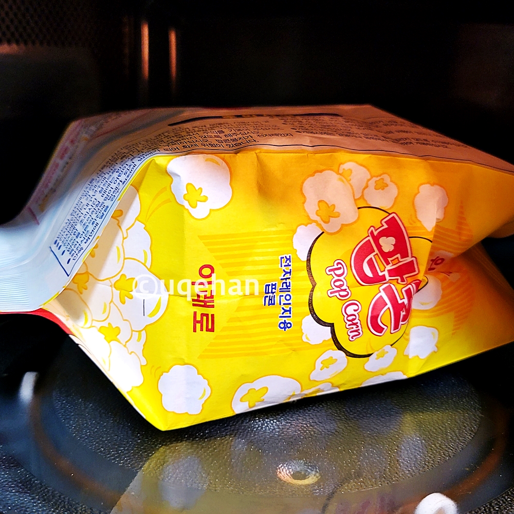 노브랜드 전자레인지용 팝콘을 전자레인지에 돌린 상태의 사진이다.